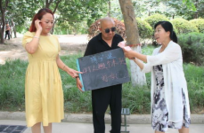 四个人搬木头打一字,四个人搬木头字谜解析与启示”